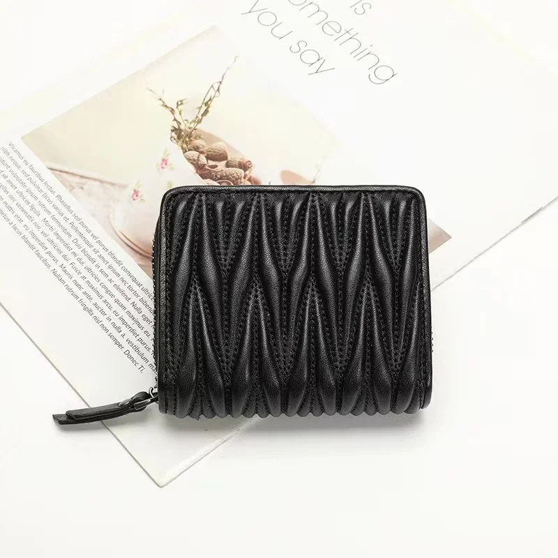 Interior Design Photo - Cartera corta de piel de cordero